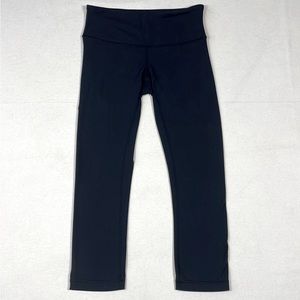Lululemon Athletica Sz4 Black 21' crop legging SMALL HOLE